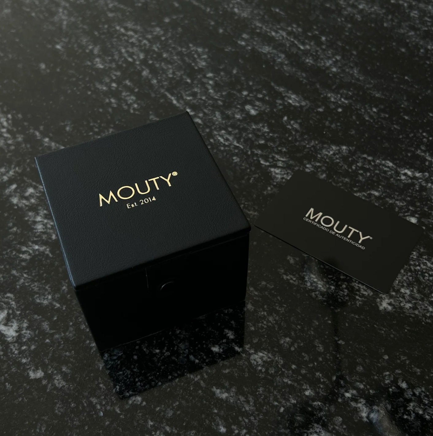 Estuche Premiere Mouty Black  (no incluye anillo)