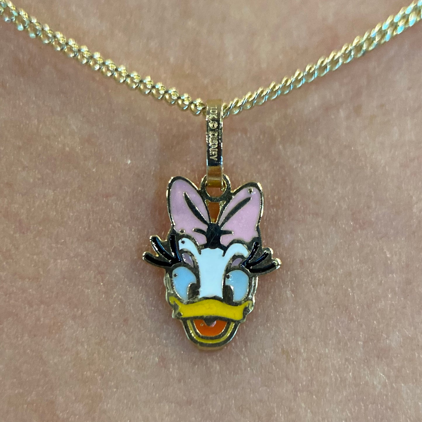 Dúo Collar Donald y Daisy Duck en oro amarillo 10k Disney®️