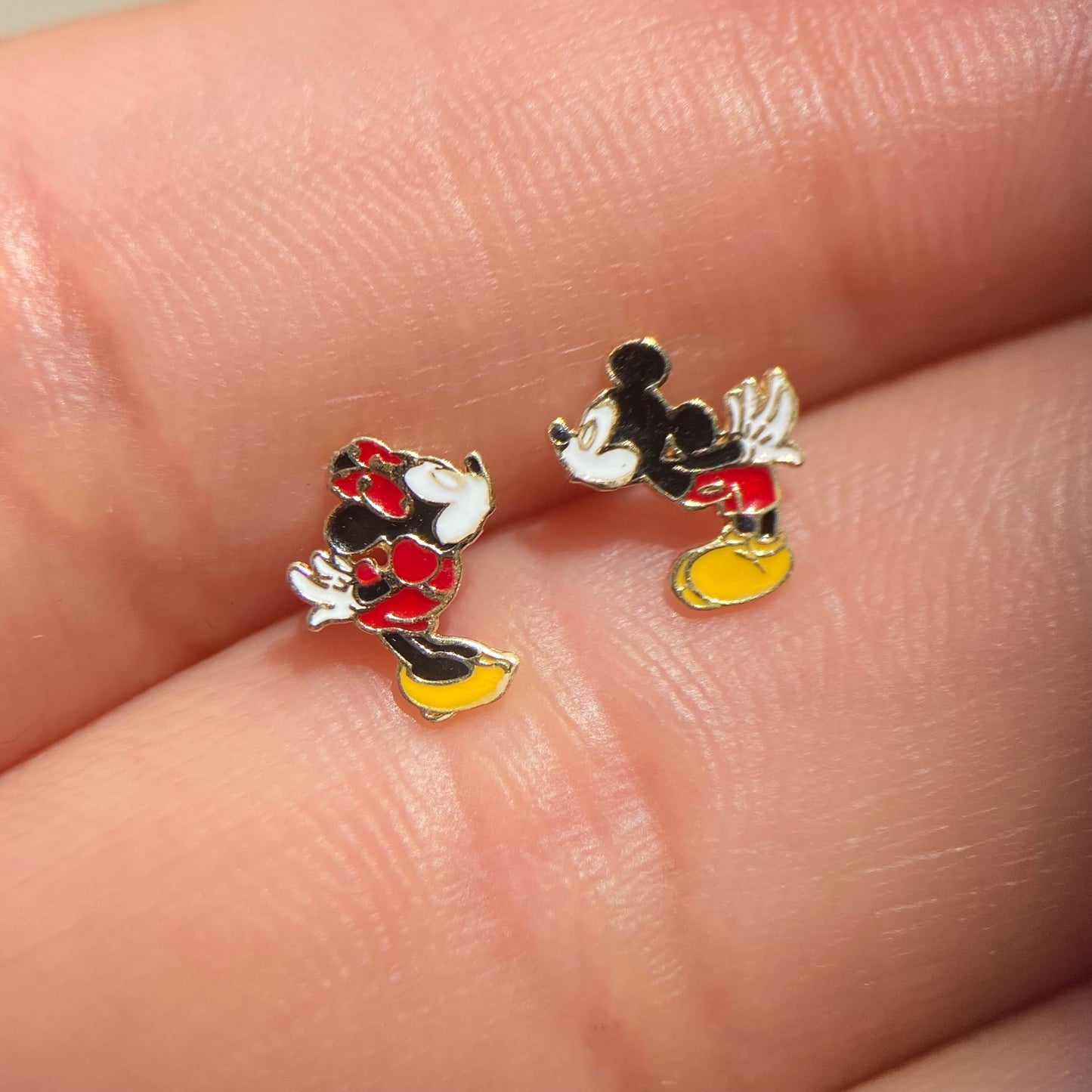 Broqueles Minnie y Mickey beso esmaltado oro amarillo 10k Disney®️