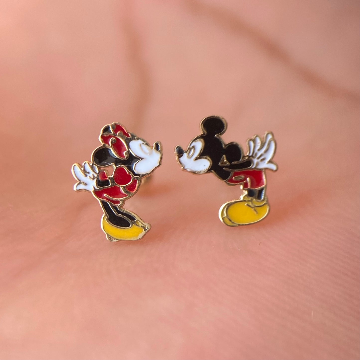 Broqueles Minnie y Mickey beso esmaltado oro amarillo 10k Disney®️