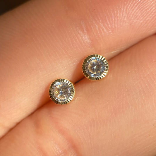 Straight diamond bezel studs in 14k yellow gold with zirconia Cod: 14305 4mm