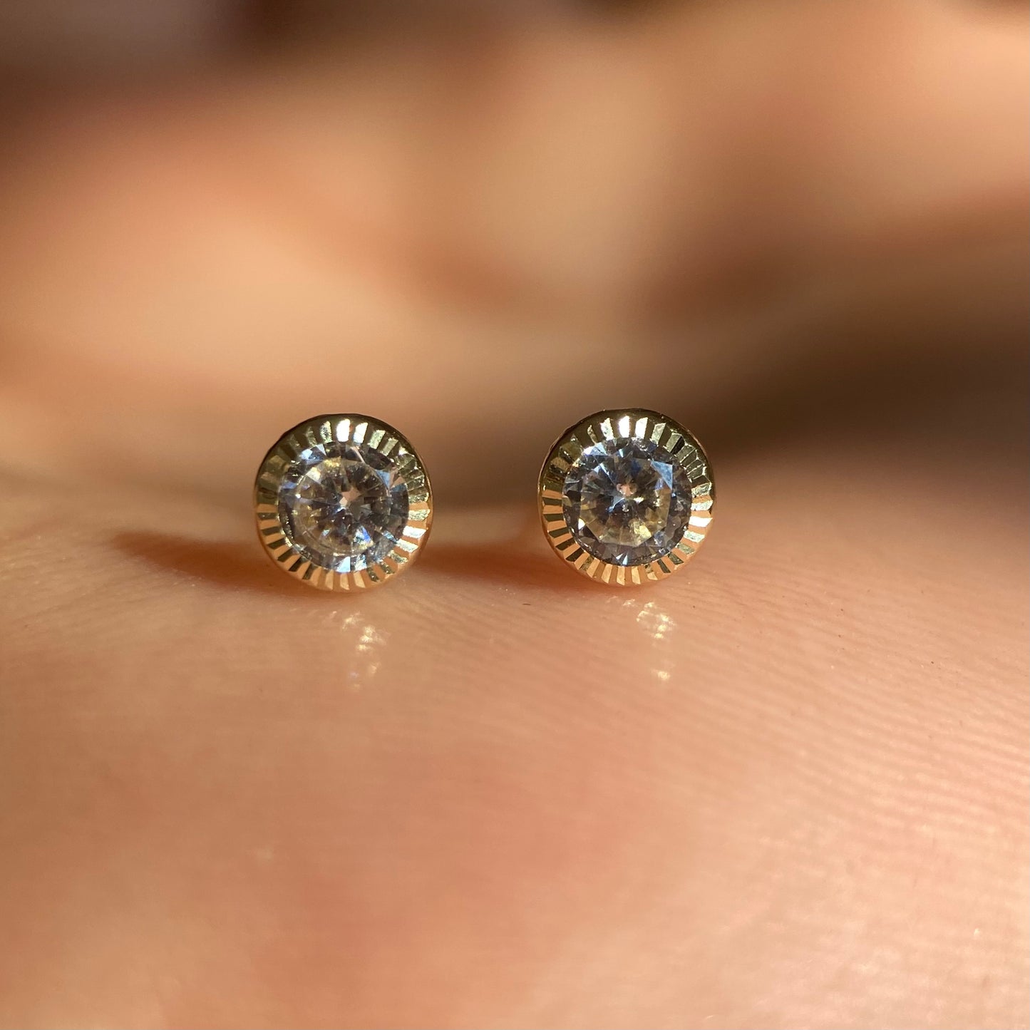 Straight diamond bezel studs in 14k yellow gold with zirconia Cod: 14305 4mm