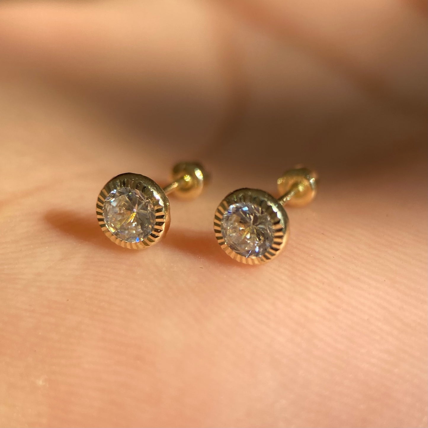 Straight diamond bezel studs in 14k yellow gold with zirconia Cod: 14305 4mm