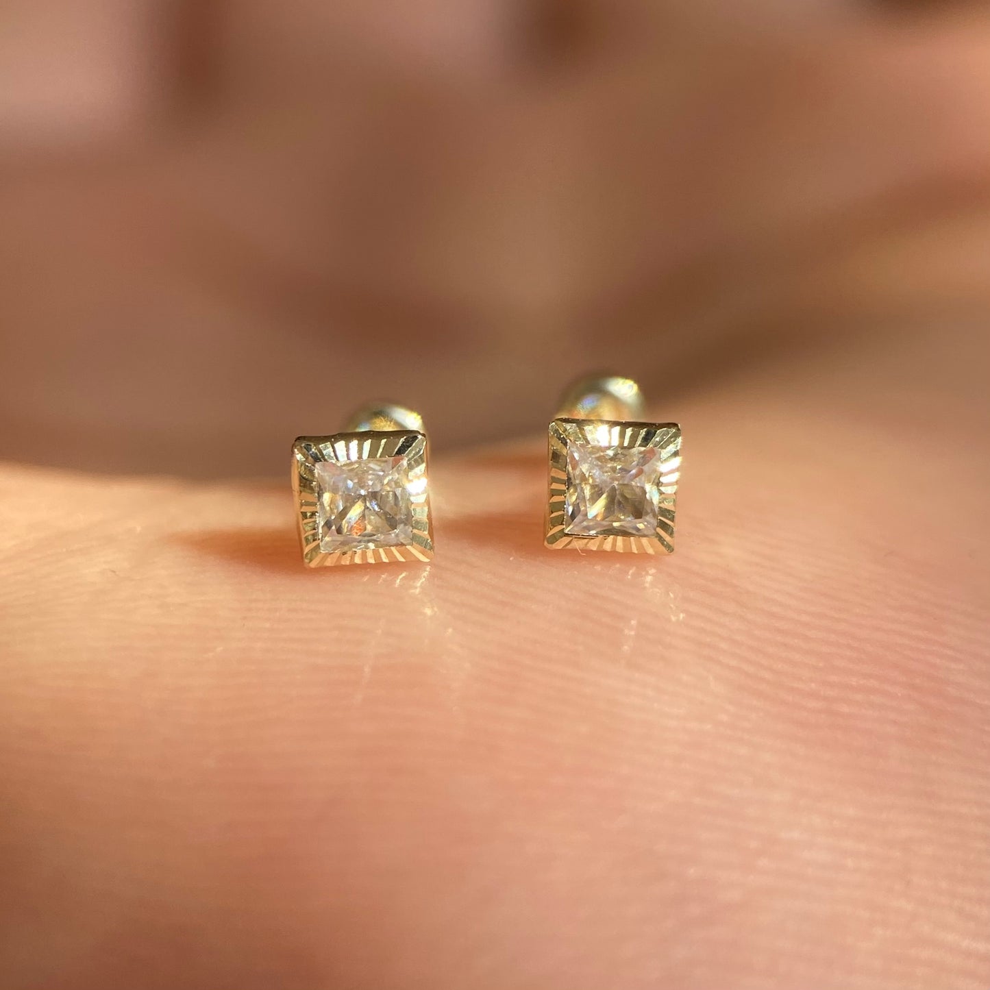 Straight bezel studs 3x3 in 14k yellow gold with zirconia Cod: 14306 3.5mm