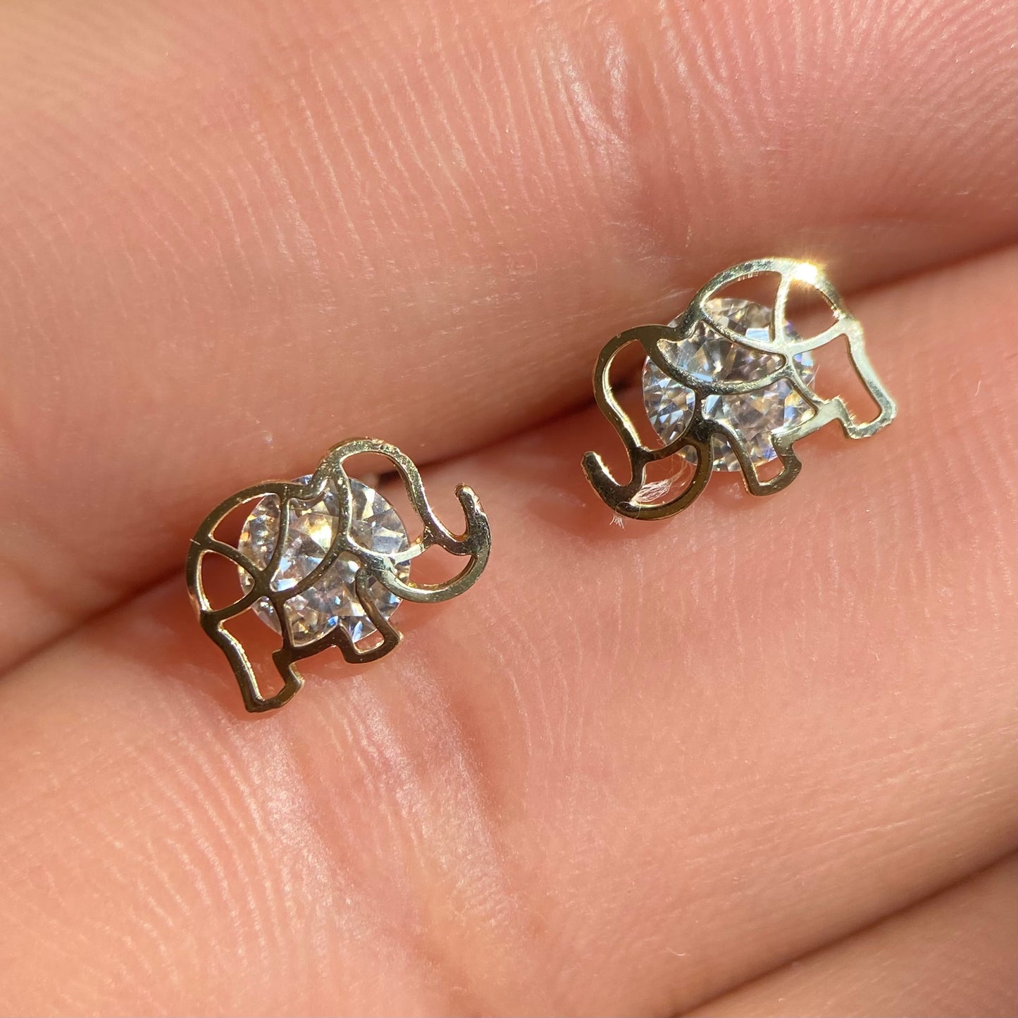 Laser elephant studs in 10k yellow gold with zirconia Cod: 14269 6mm