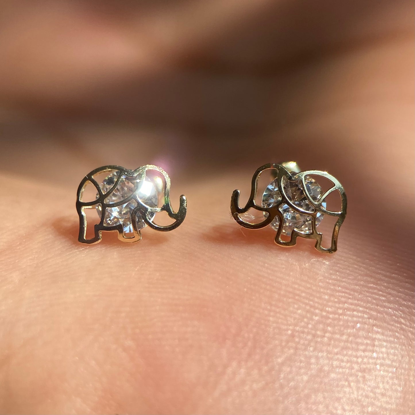 Laser elephant studs in 10k yellow gold with zirconia Cod: 14269 6mm