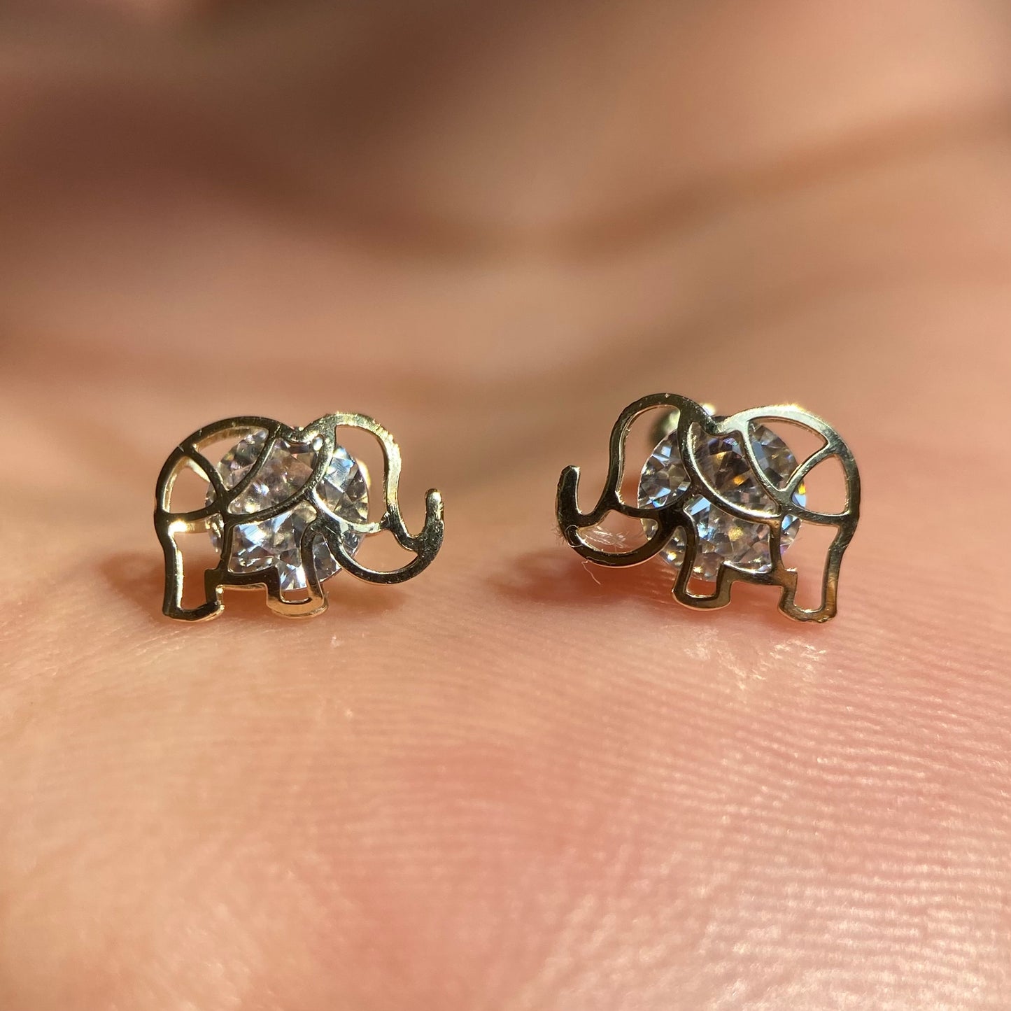 Laser elephant studs in 10k yellow gold with zirconia Cod: 14269 6mm