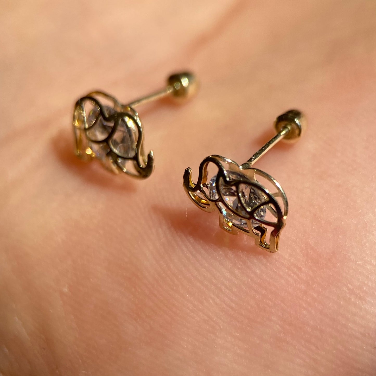 Laser elephant studs in 10k yellow gold with zirconia Cod: 14269 6mm