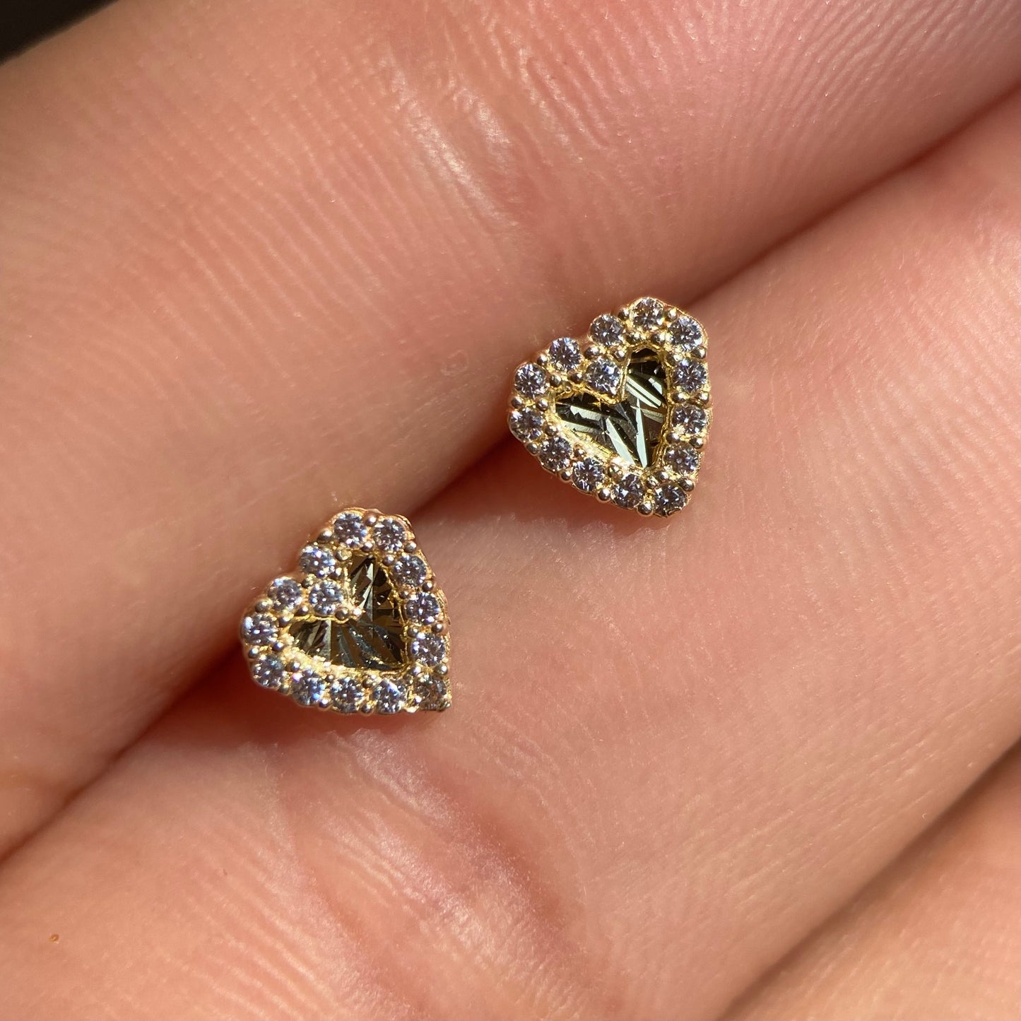 Broqueles corazón pavé con base diamantada en oro 10k amarillo con circonias Cod: 14279 6mm