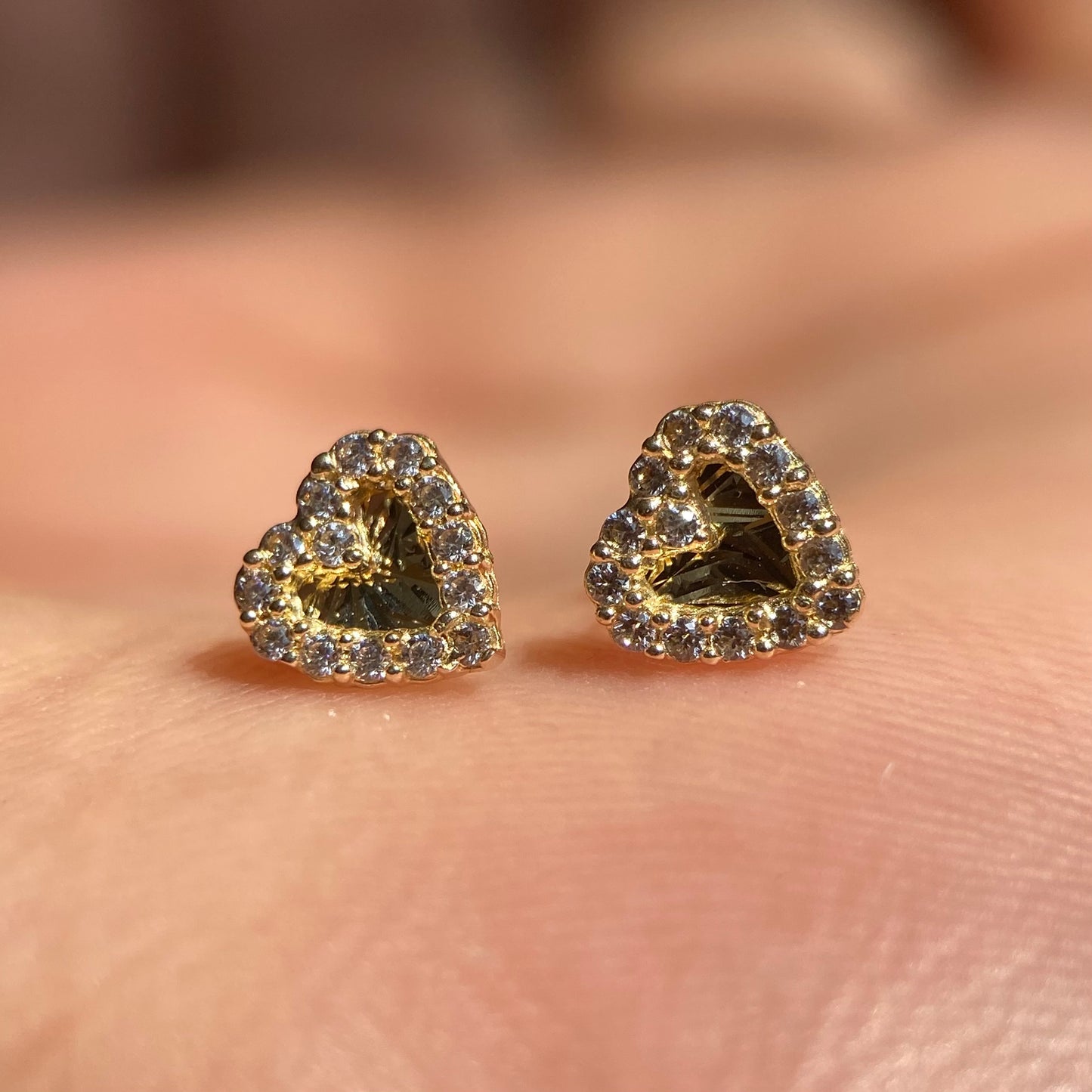 Broqueles corazón pavé con base diamantada en oro 10k amarillo con circonias Cod: 14279 6mm