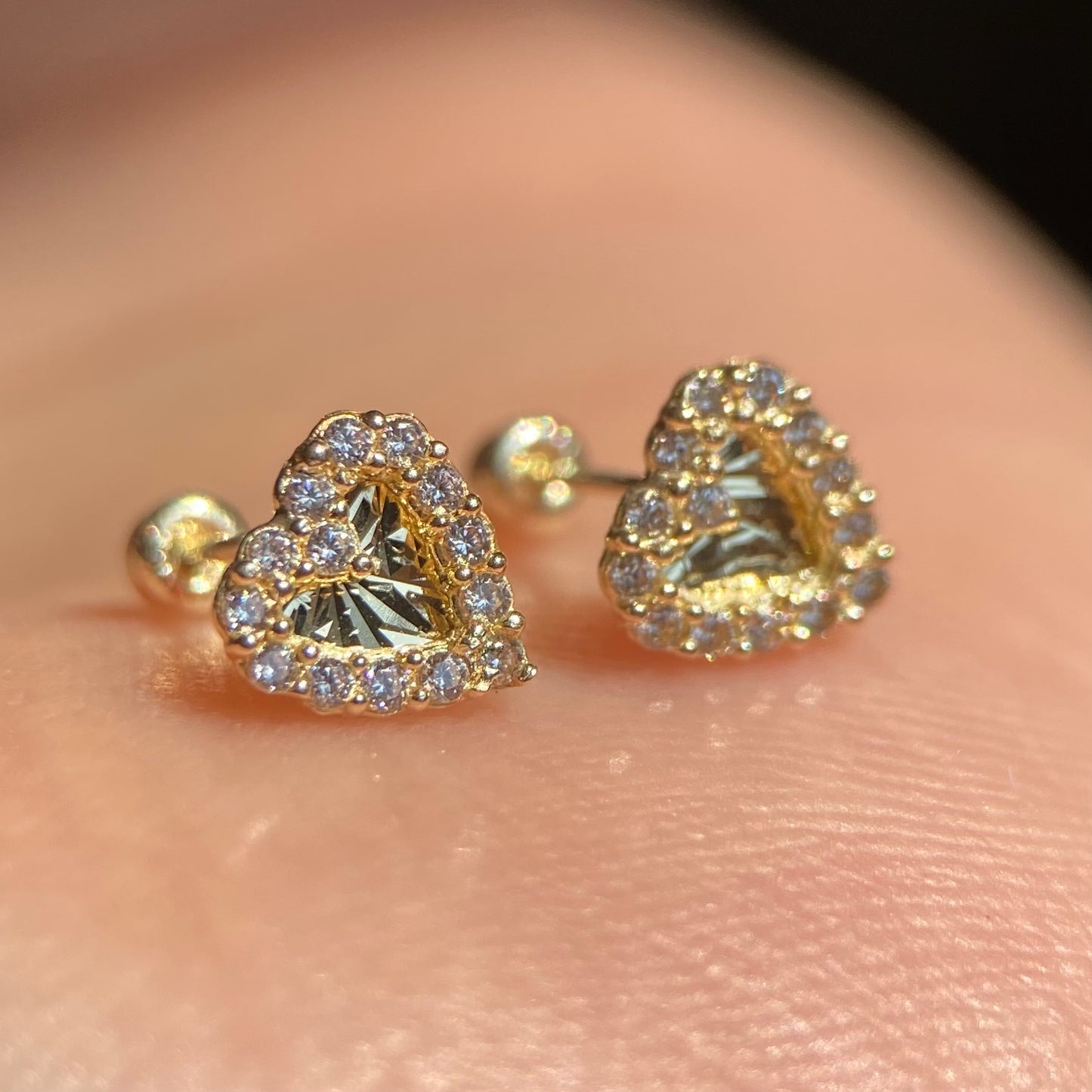 Heart pavé brooches with diamond base in 10k yellow gold with zircons Code: 14279 6mm