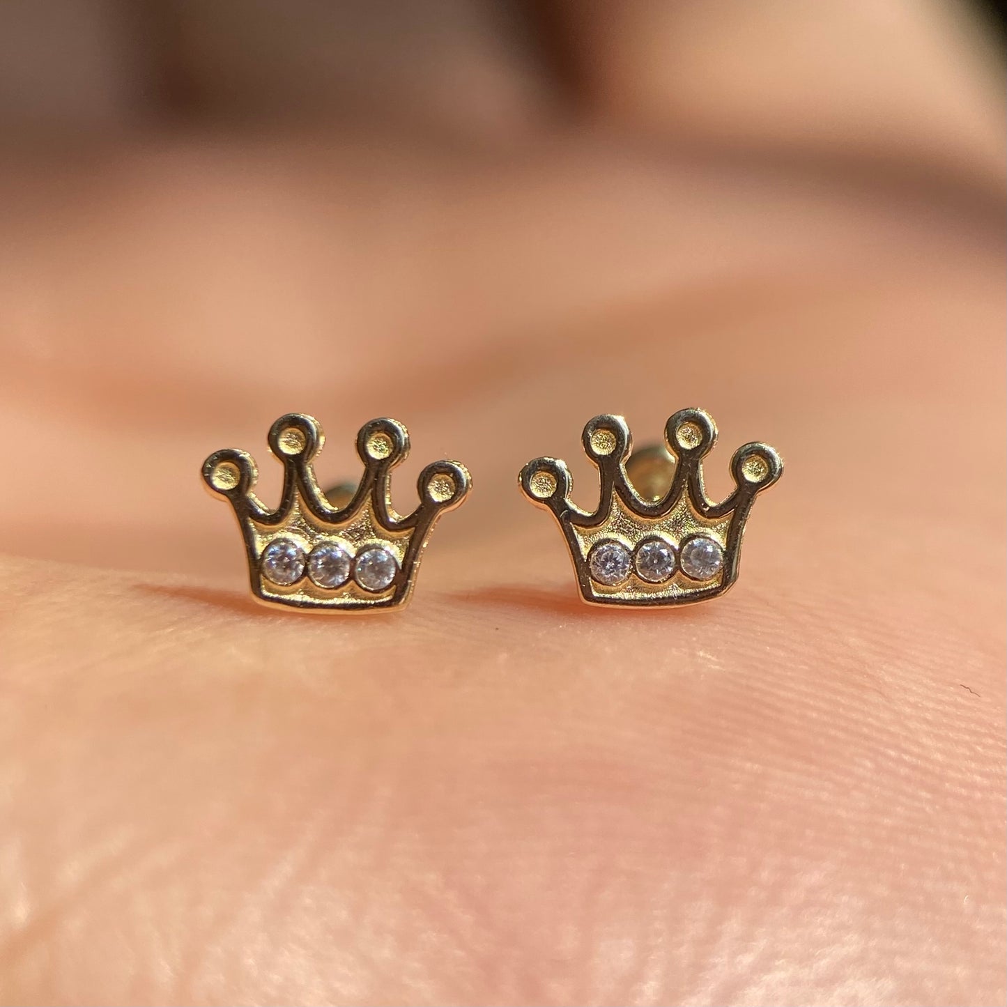 Crown brooches in 10k yellow gold with zircons Code: 14272 5mm