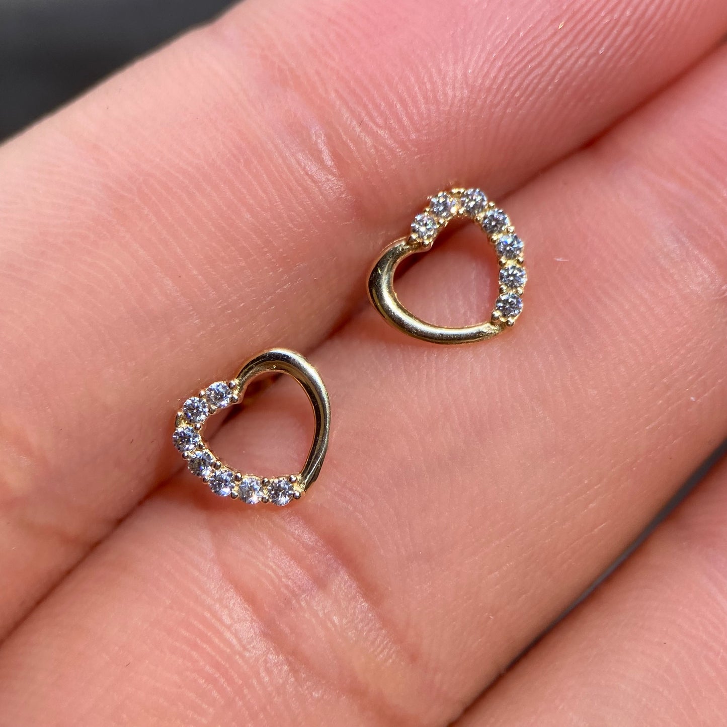 Heart studs in 10k yellow gold with zircons Code: 14283 7mm