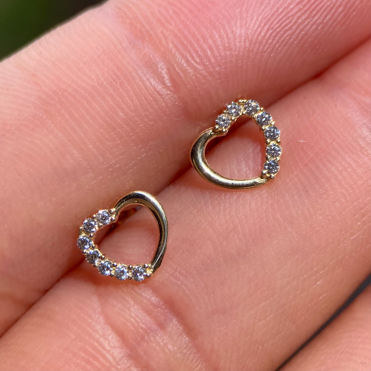 Heart studs in 10k yellow gold with zircons Code: 14283 7mm