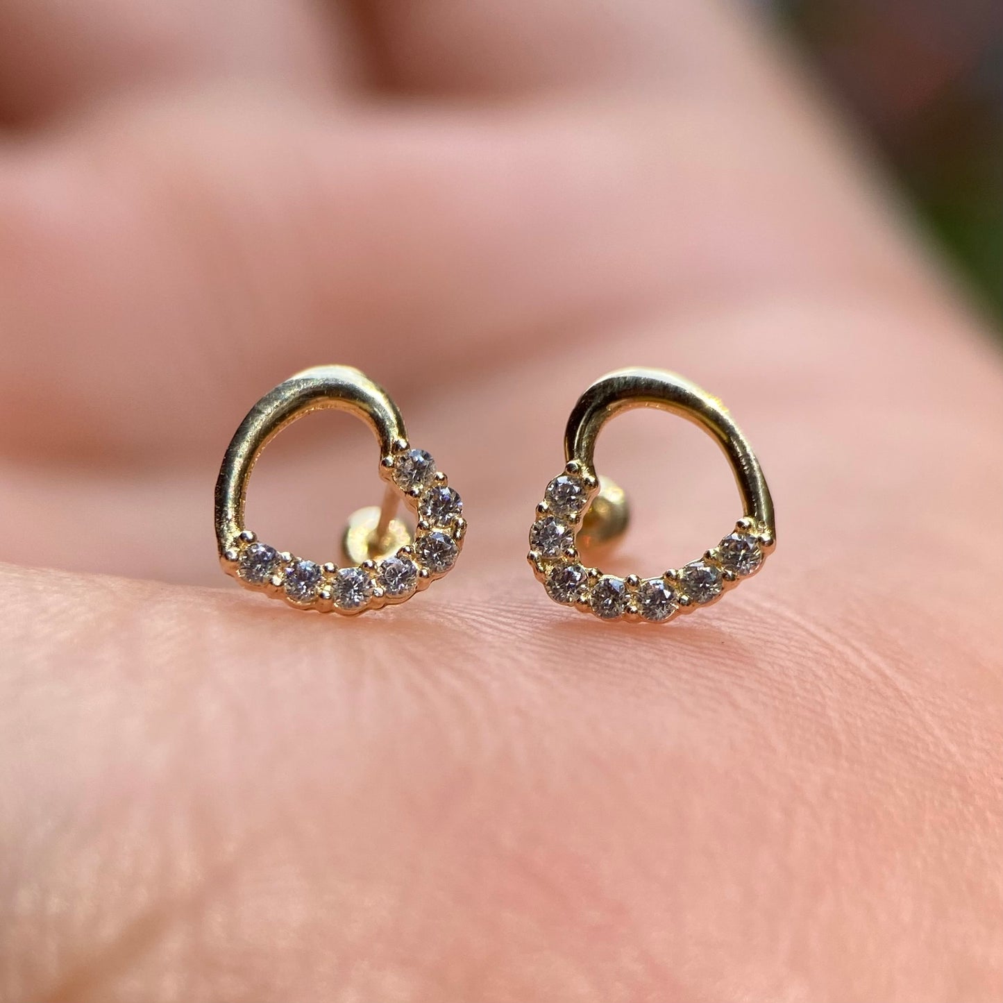 Heart studs in 10k yellow gold with zircons Code: 14283 7mm