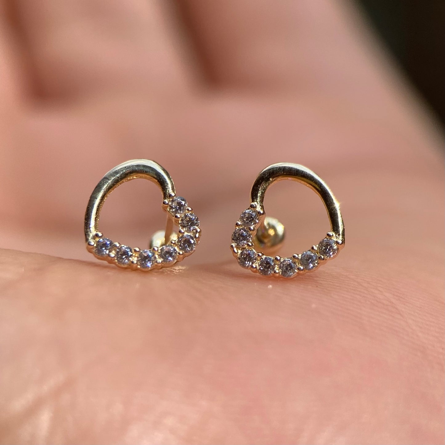 Heart studs in 10k yellow gold with zircons Code: 14283 7mm