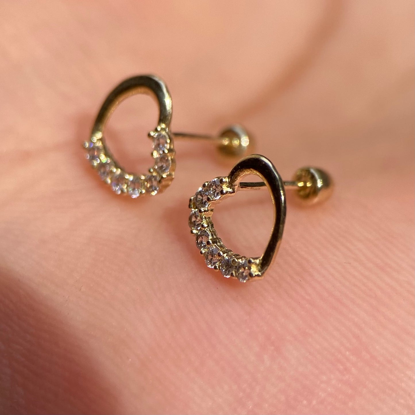 Heart studs in 10k yellow gold with zircons Code: 14283 7mm