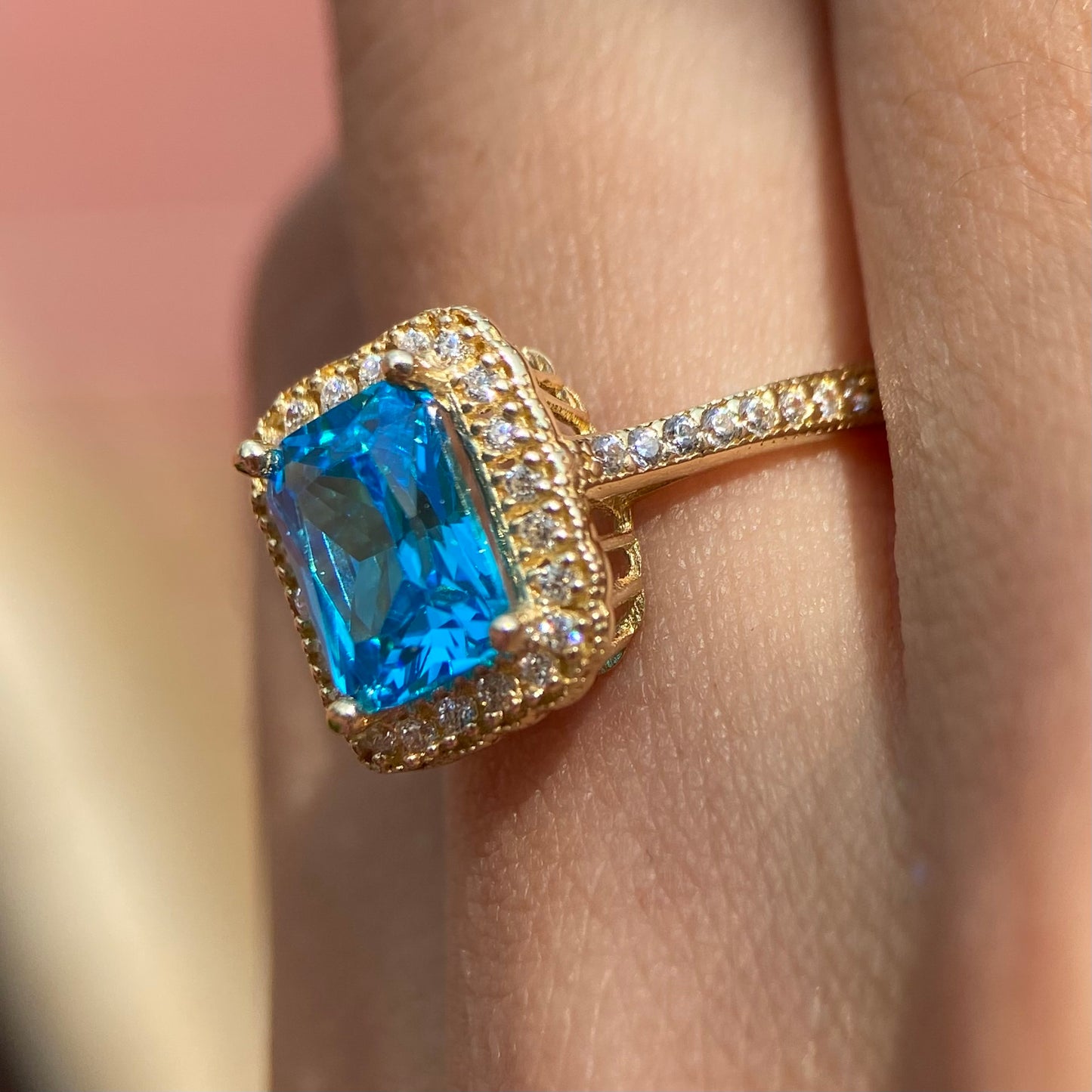 10k yellow gold ring with blue zirconia Code: MAN318