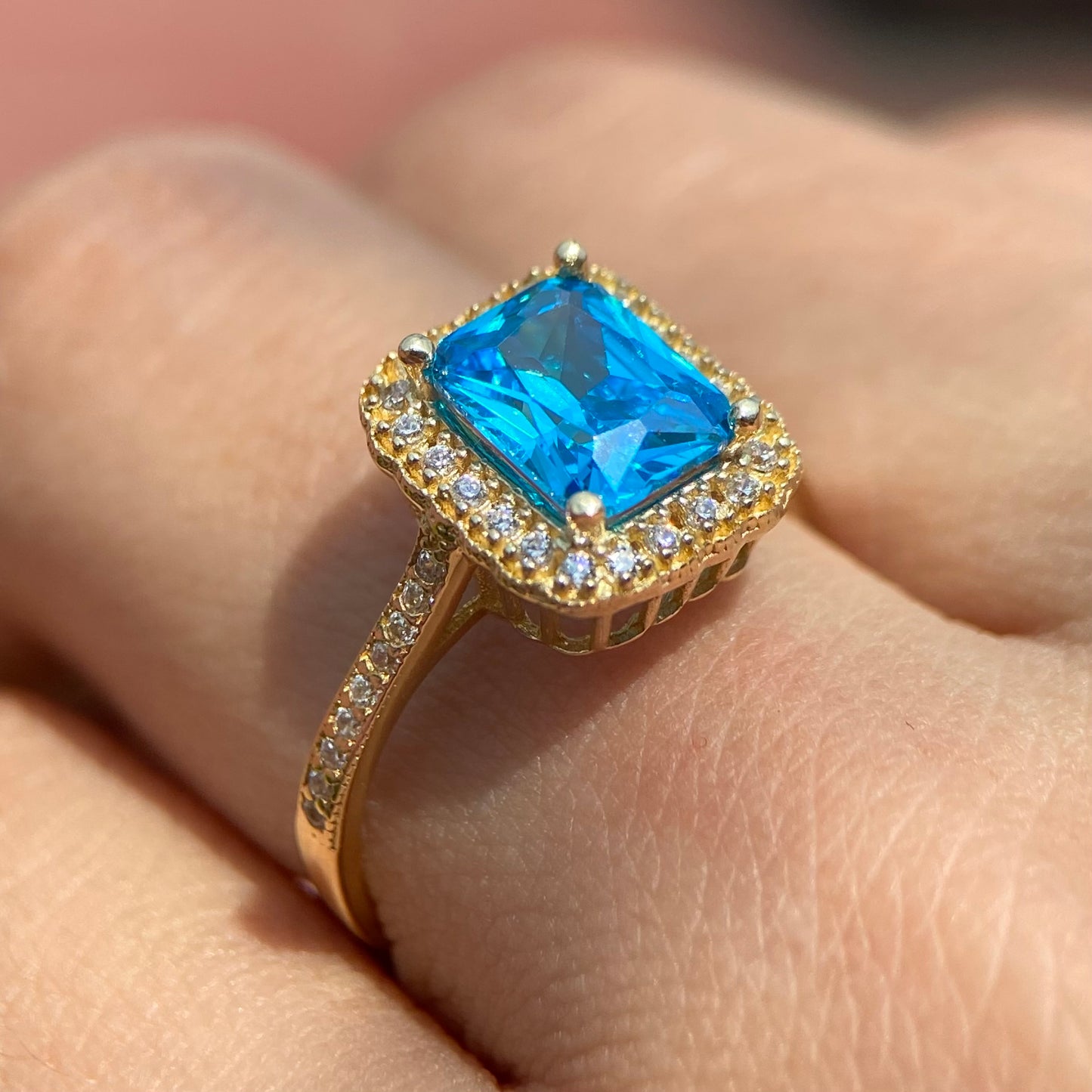 10k yellow gold ring with blue zirconia Code: MAN318