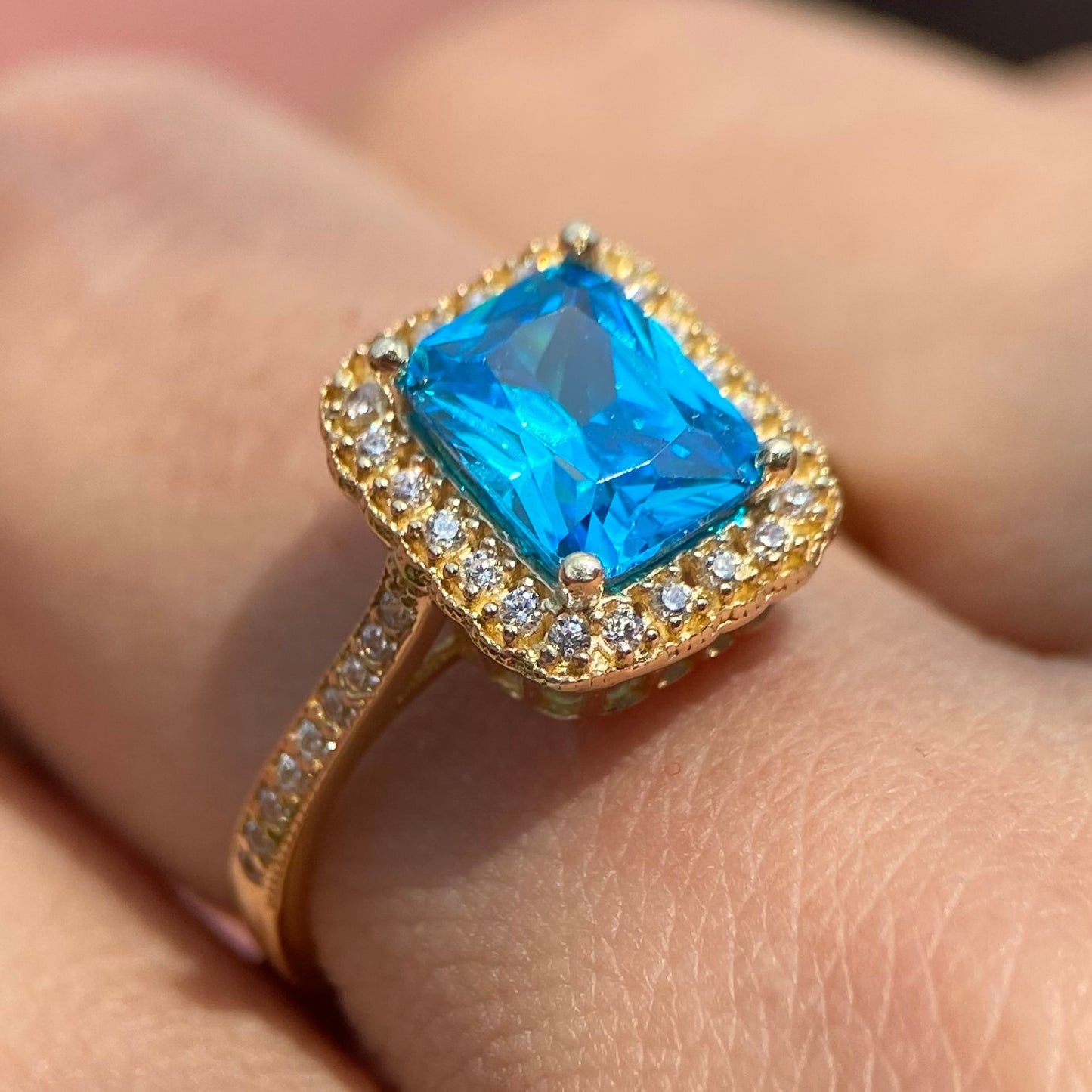 10k yellow gold ring with blue zirconia Code: MAN318