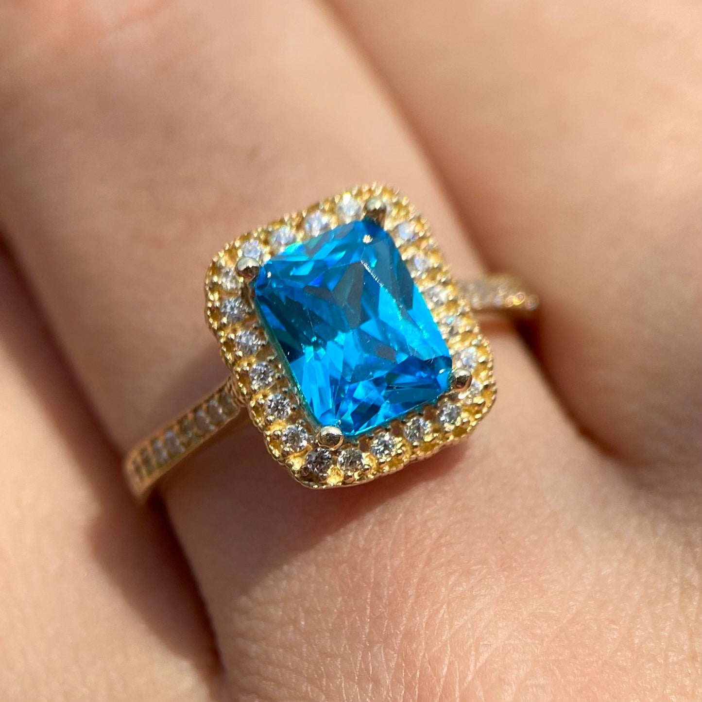 10k yellow gold ring with blue zirconia Code: MAN318