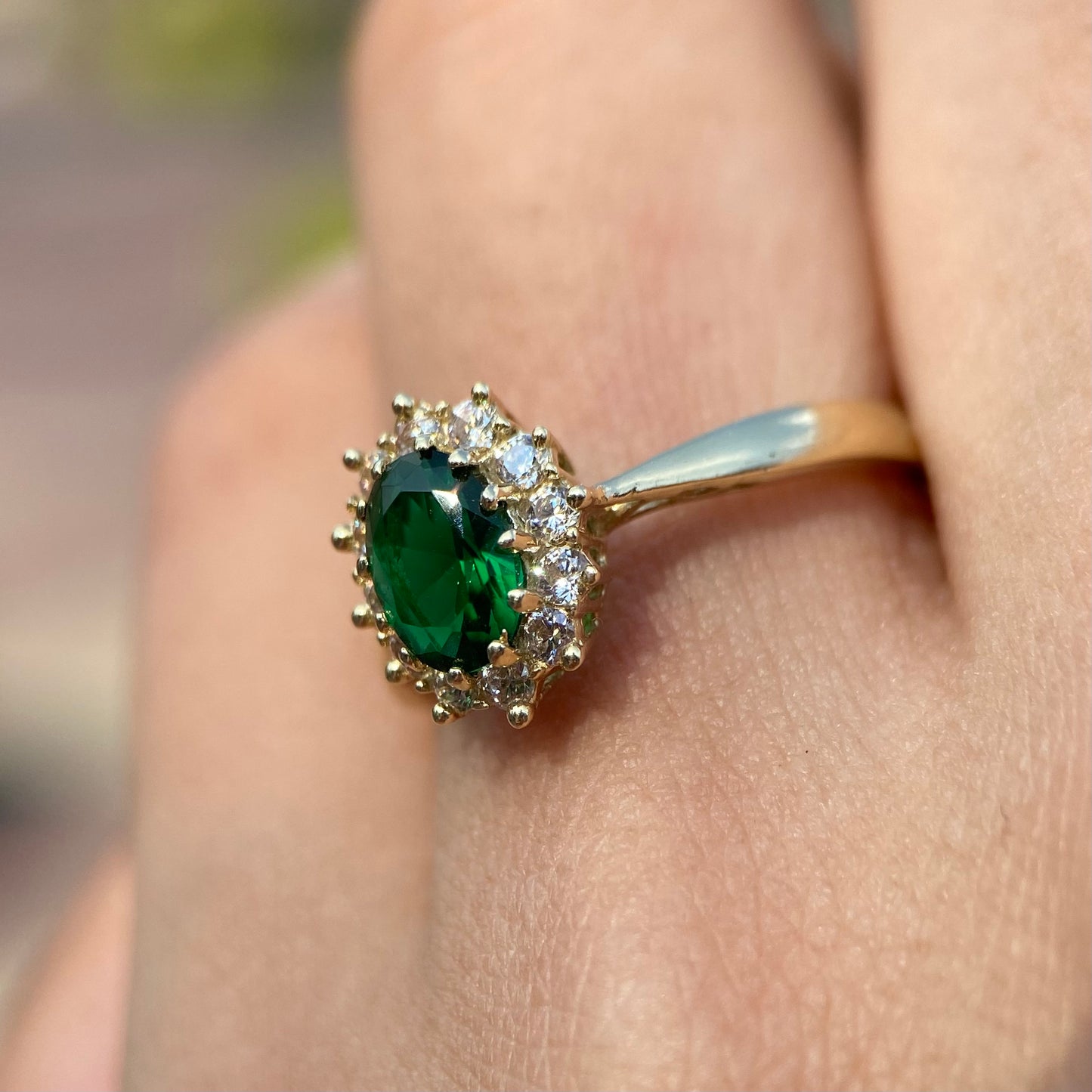 Ring in 10k yellow gold with green oval zirconia Cod: MAN304