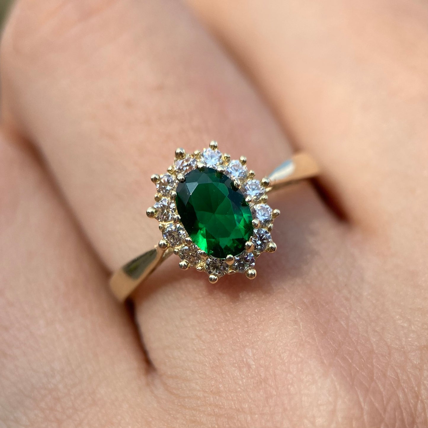 Ring in 10k yellow gold with green oval zirconia Cod: MAN304