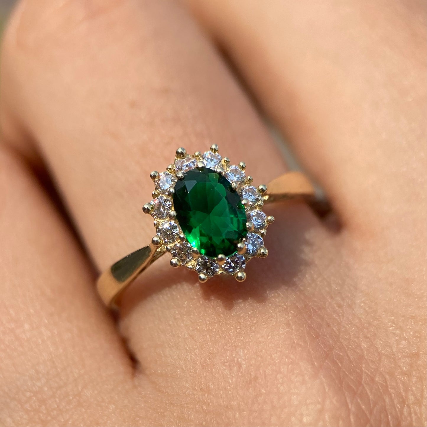 Ring in 10k yellow gold with green oval zirconia Cod: MAN304