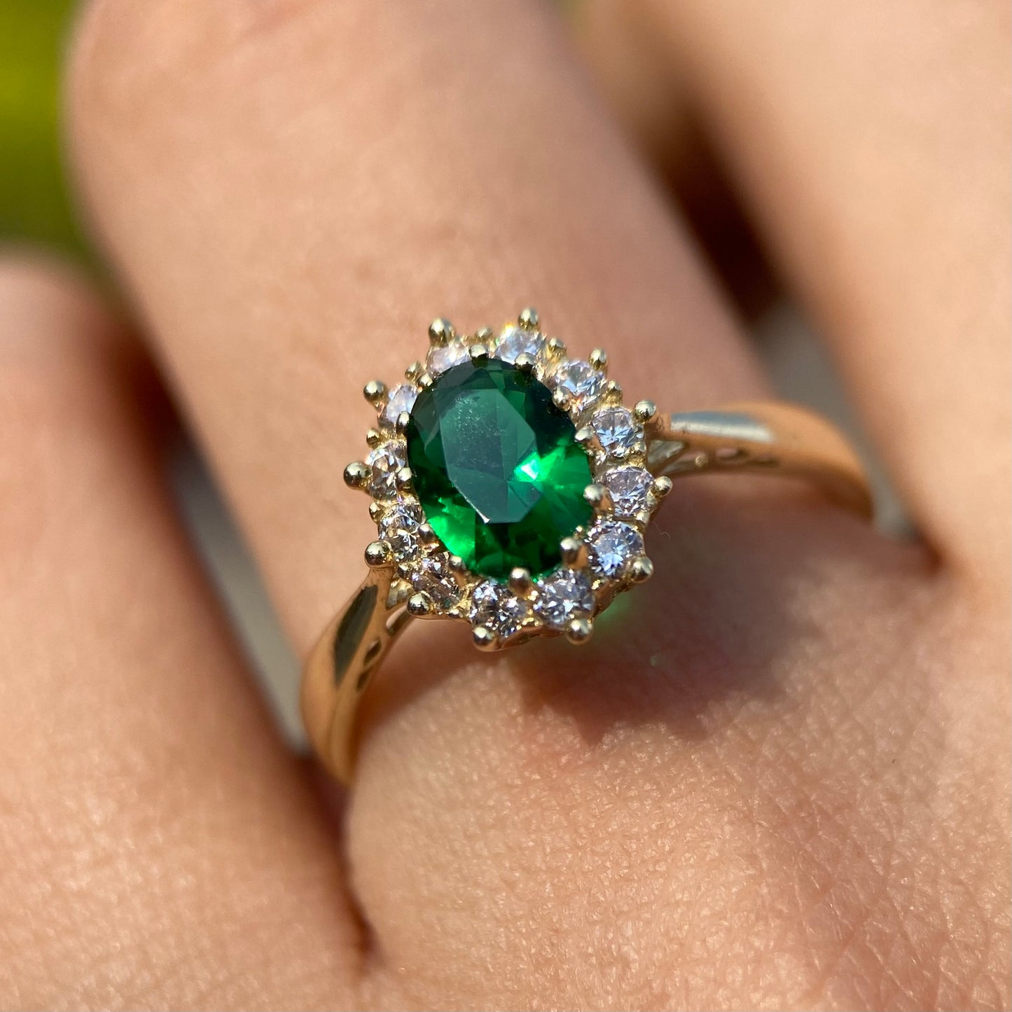 Ring in 10k yellow gold with green oval zirconia Cod: MAN304