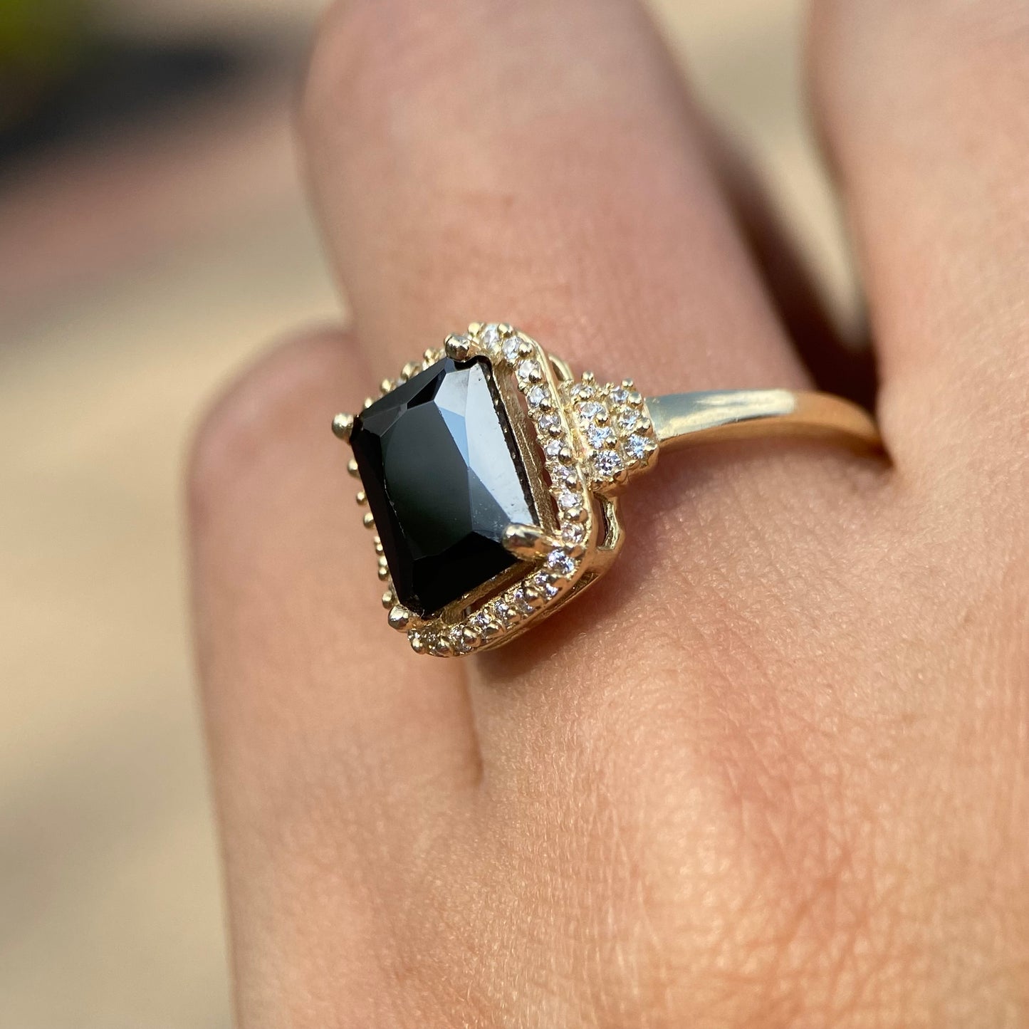 10k yellow gold ring with black zirconia Code: MAN314