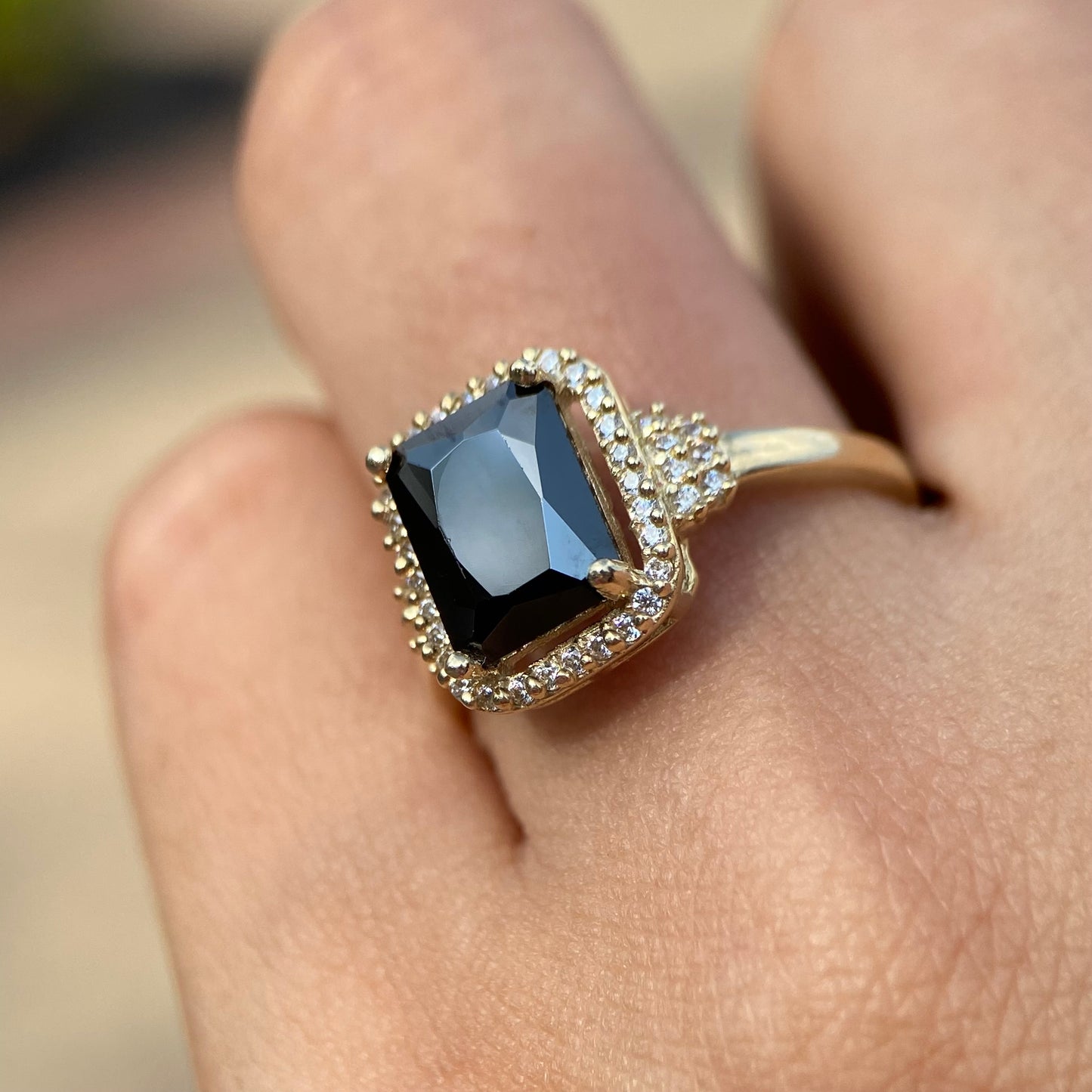 10k yellow gold ring with black zirconia Code: MAN314