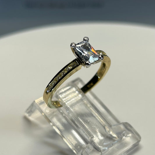 Anillo en oro amarillo 10k con circonias Corte esmeralda Cod: 14895