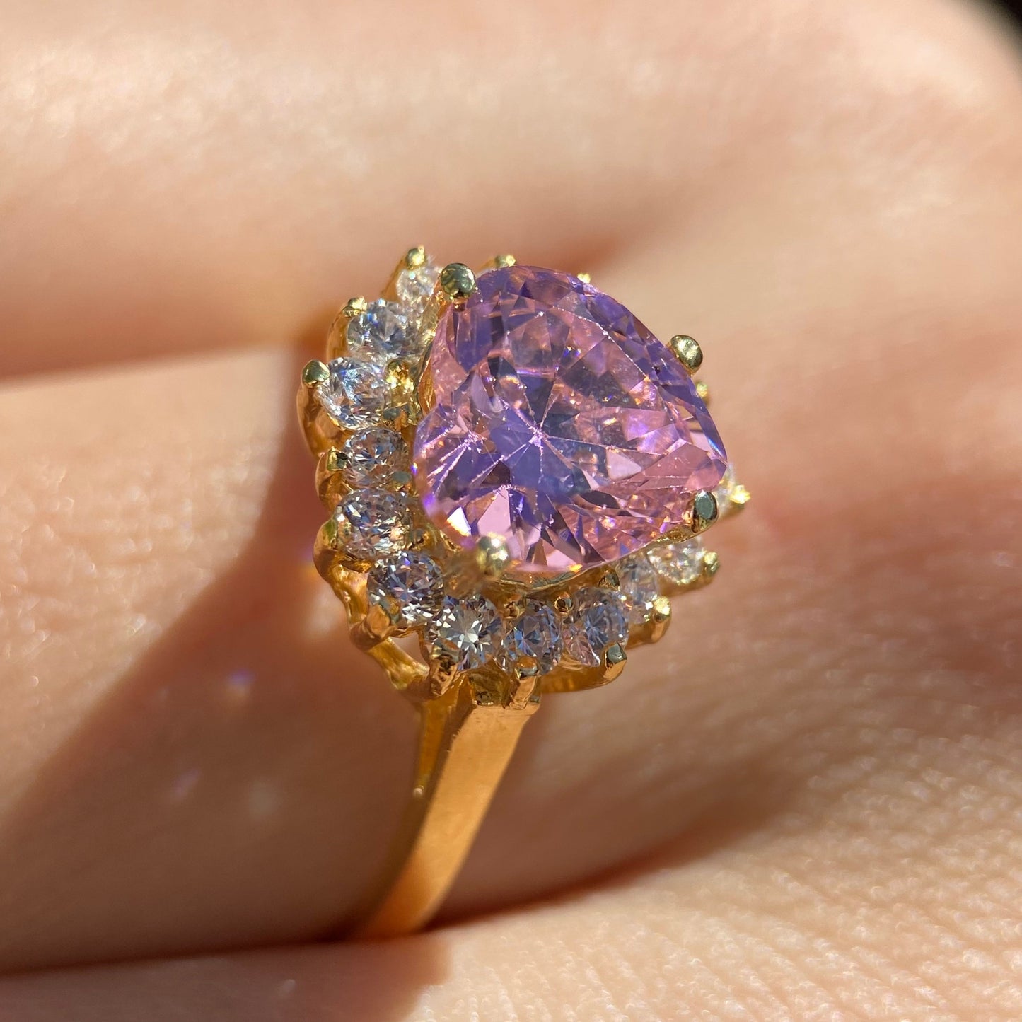 Serena ring in 18k yellow gold with pink zirconia inspired by Sailor M.