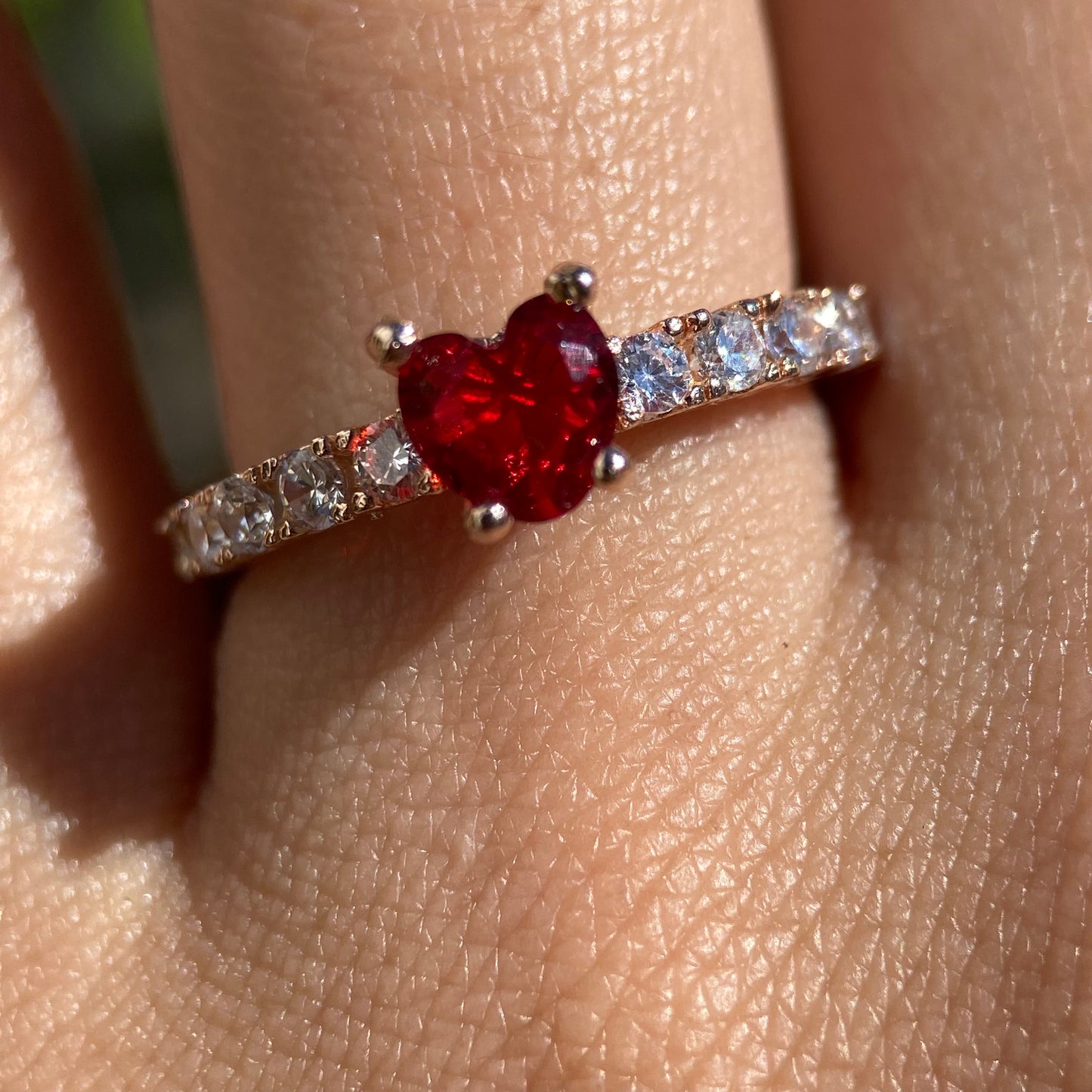 Anillo Amour en Plata en Baño de Oro Rosa con Circonia Roja