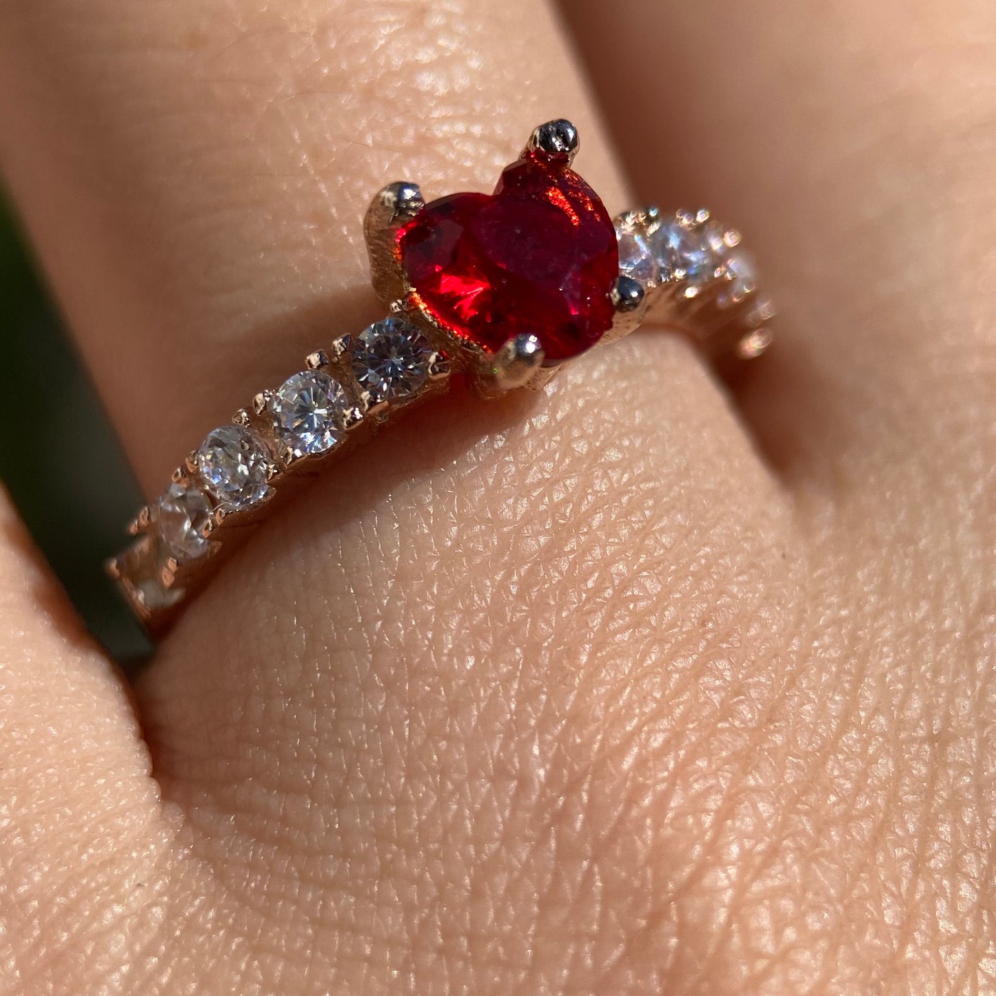 Anillo Amour en Plata en Baño de Oro Rosa con Circonia Roja