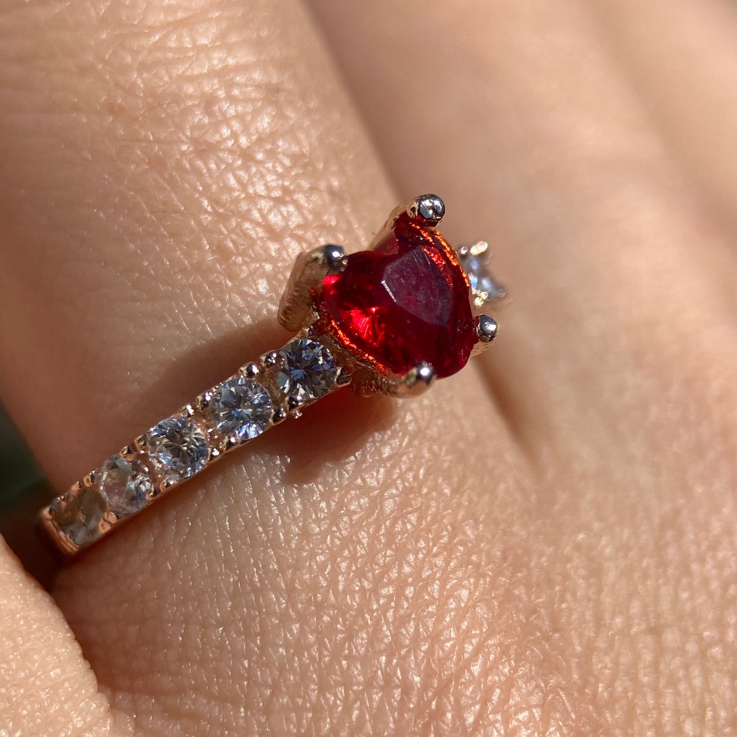 Anillo Amour en Plata en Baño de Oro Rosa con Circonia Roja