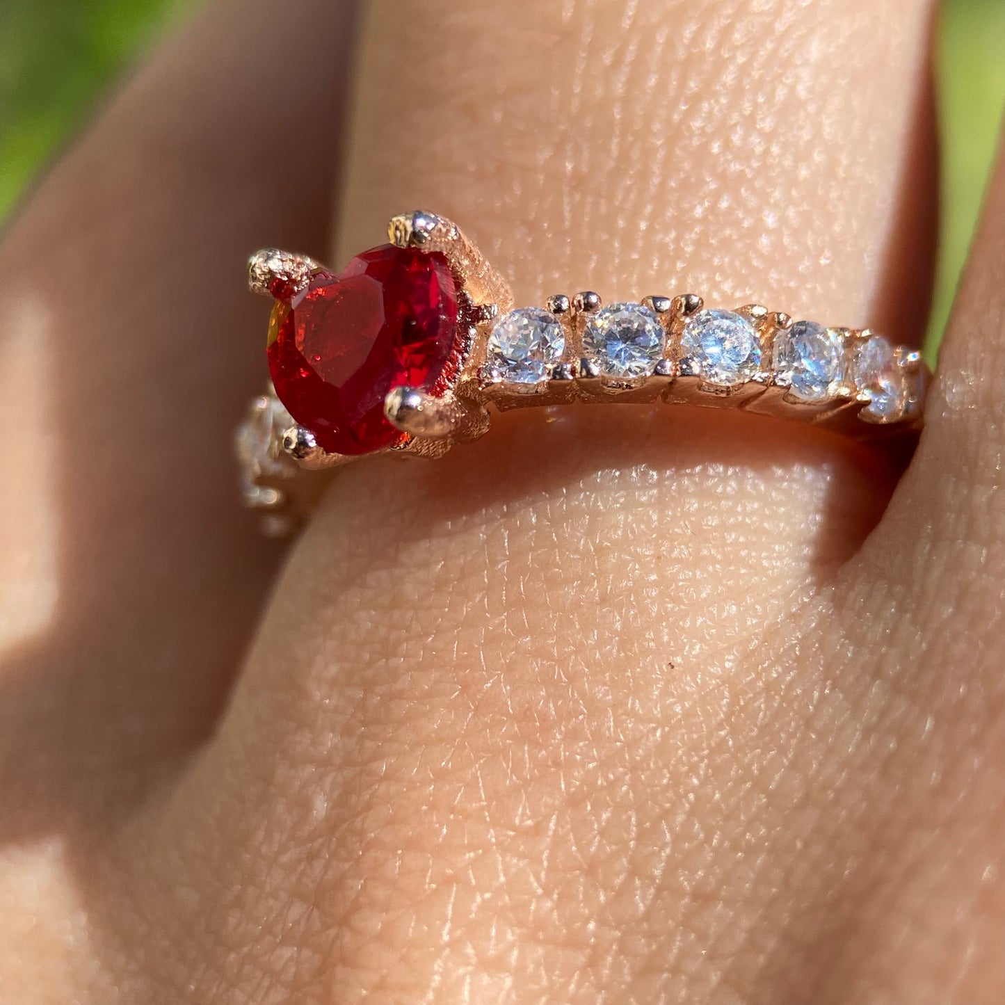 Anillo Amour en Plata en Baño de Oro Rosa con Circonia Roja