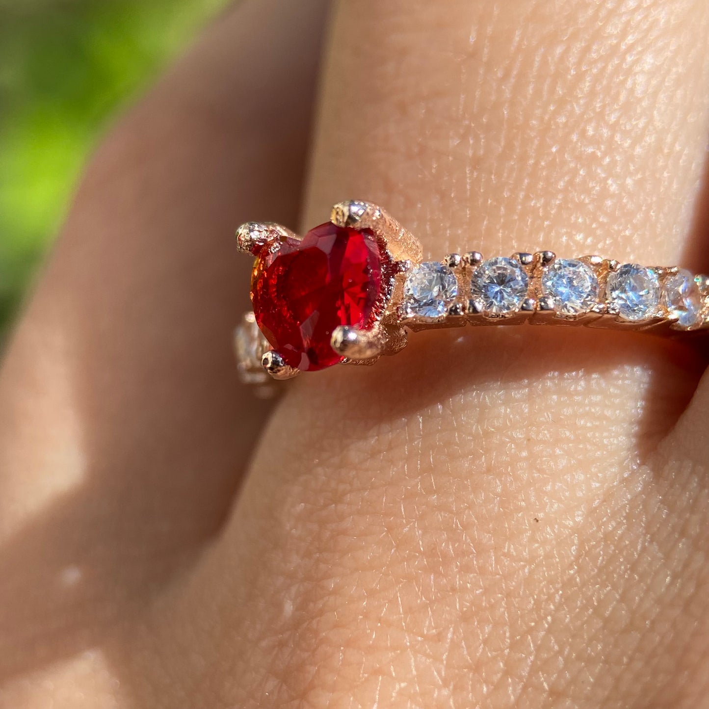 Anillo Amour en Plata en Baño de Oro Rosa con Circonia Roja