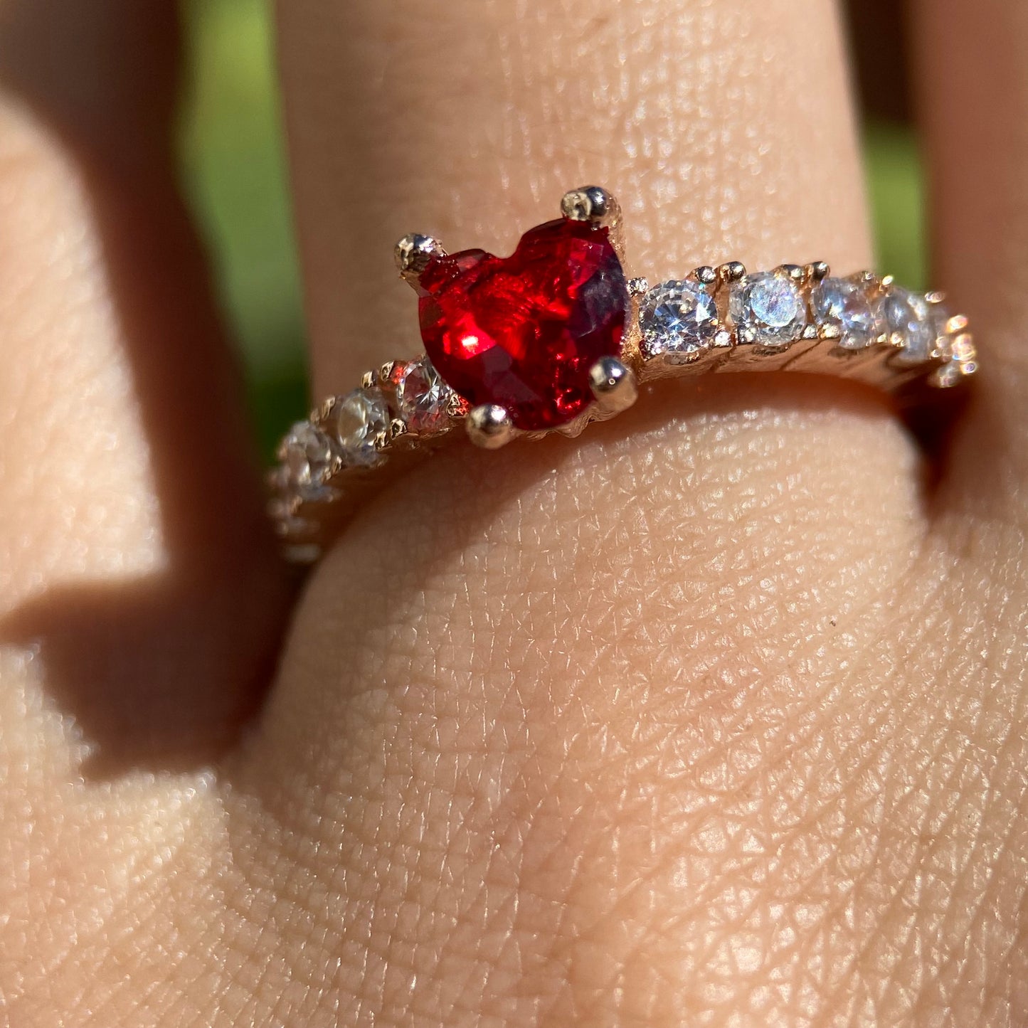 Anillo Amour en Plata en Baño de Oro Rosa con Circonia Roja