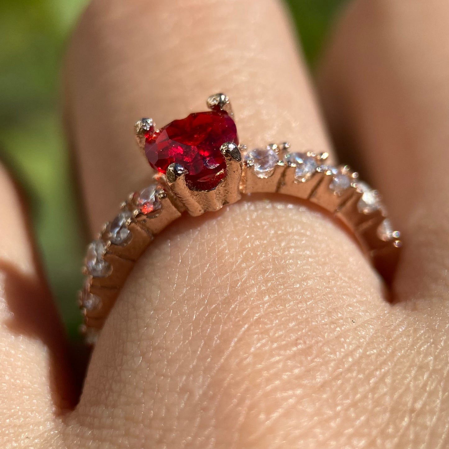 Anillo Amour en Plata en Baño de Oro Rosa con Circonia Roja