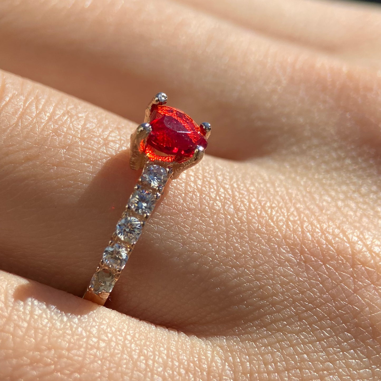 Anillo Amour en Plata en Baño de Oro Rosa con Circonia Roja