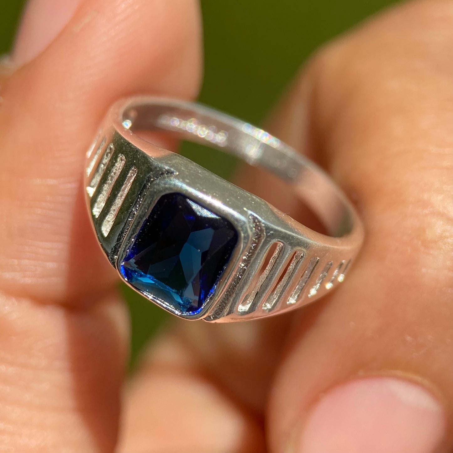 Anillo Mael en plata con circonia azul