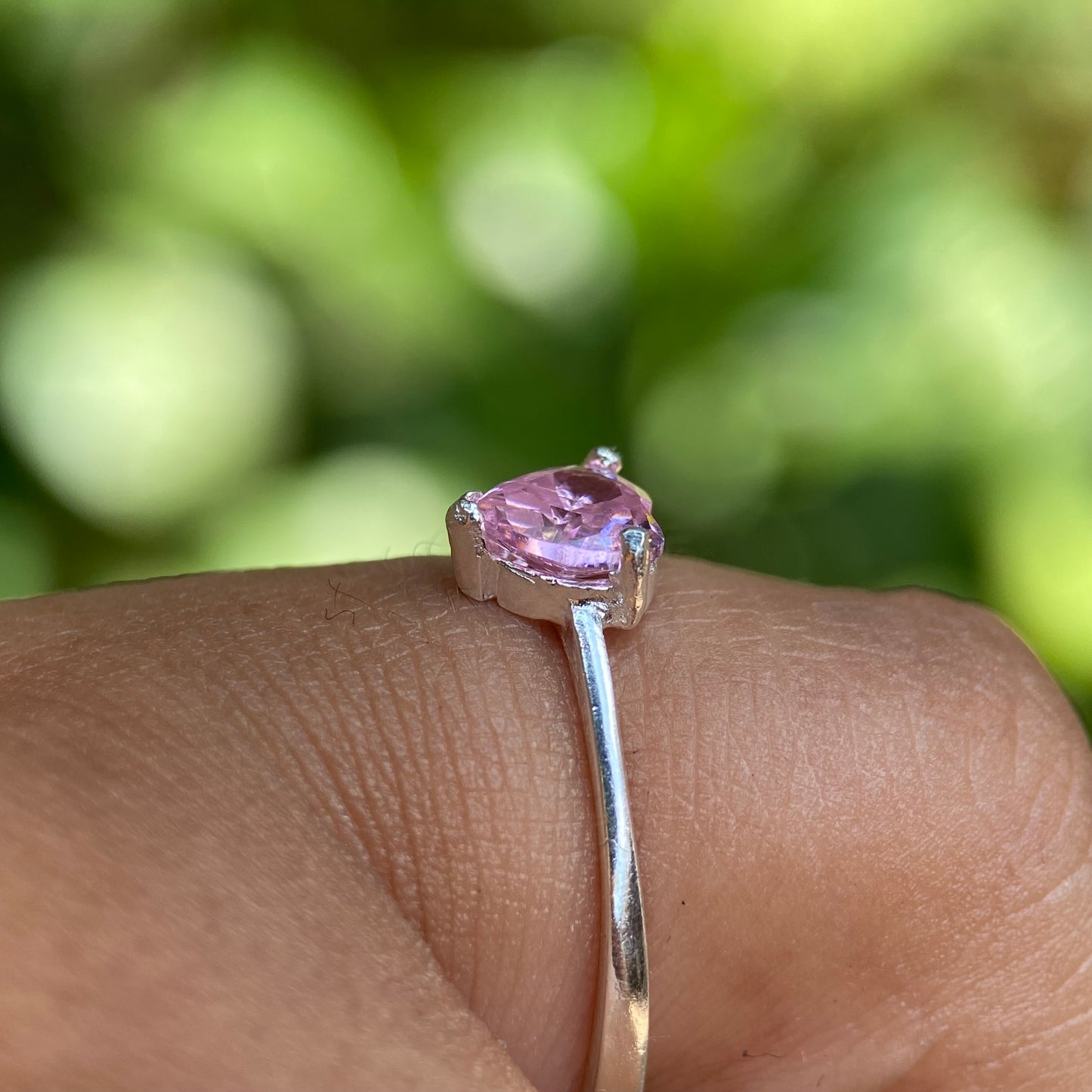 Anillo Zara en plata con circonia rosa