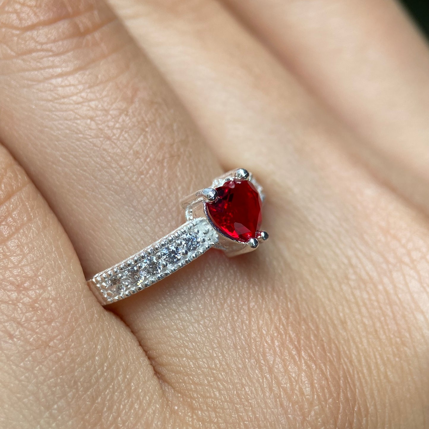 Anillo Fanny en plata con circonia roja